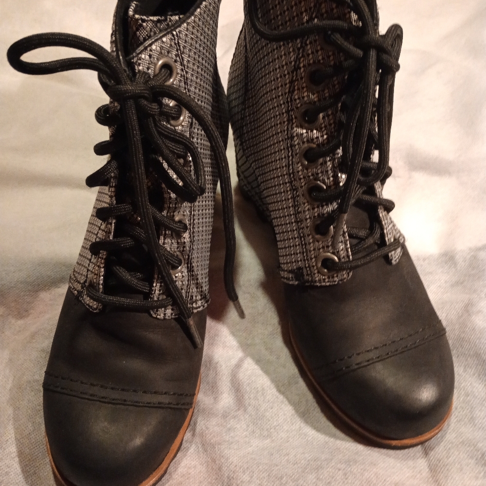 Sorel Black and White Lace-Up Ankle Booties - Great Condition - Picture 3 of 11